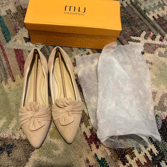 Super cute, flats. New, in Box. Cream/off white/beige color. 7.5 - Picture 4 of 5